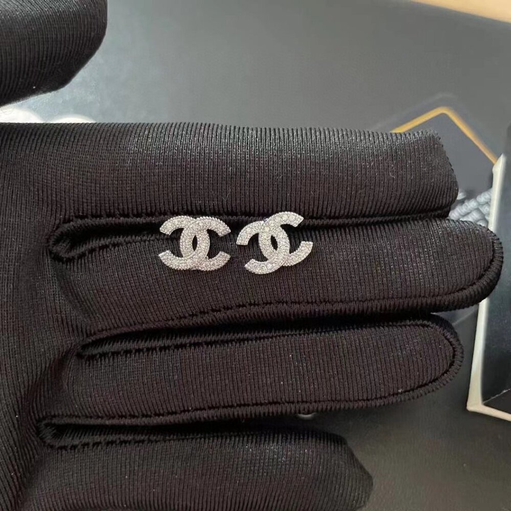 ✨✨Chanel small earrings✨✨ - Picture 3 of 4